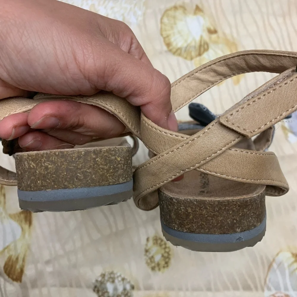 Bearpaw genesis‎ sandals